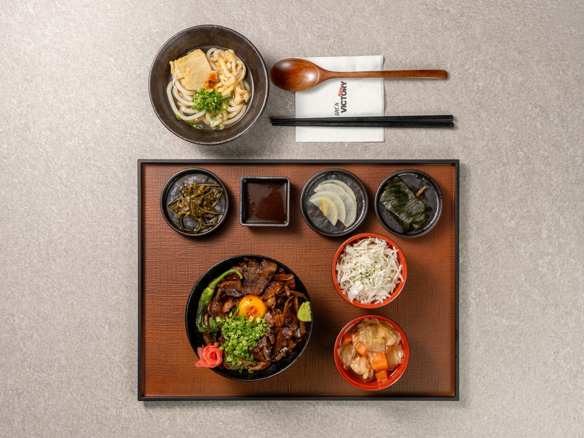 한돈삼겹 직화덮밥 부타동과 우동을 곁들인 세트 한 상