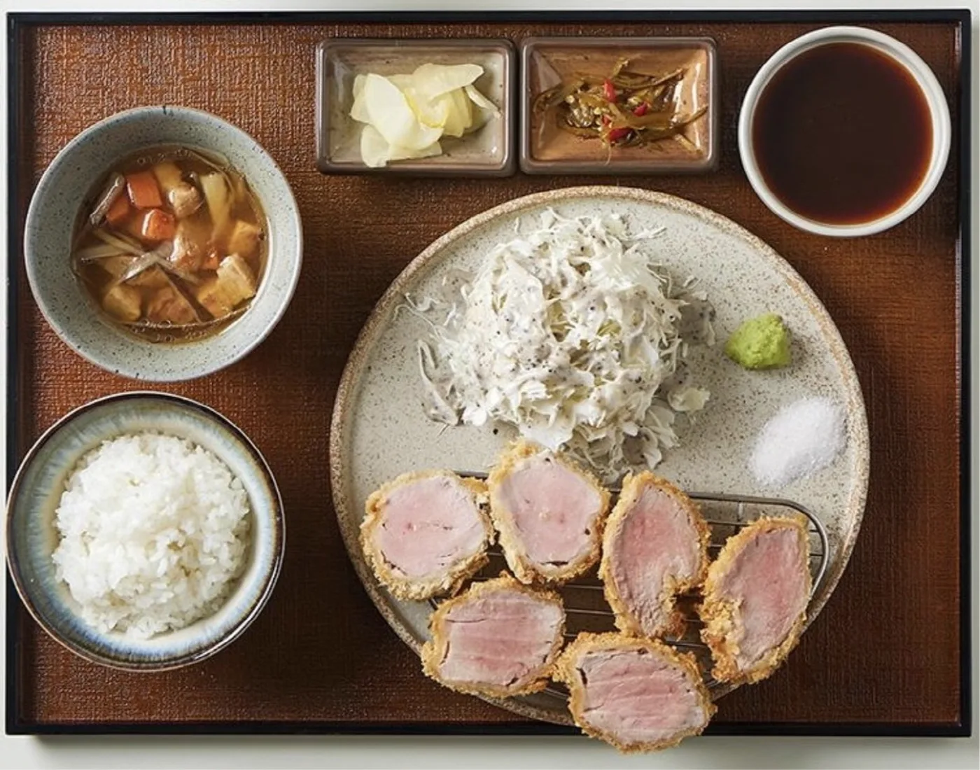 히레카츠 정식 한 상 — 결이 고운 분홍빛 단면의 안심 카츠