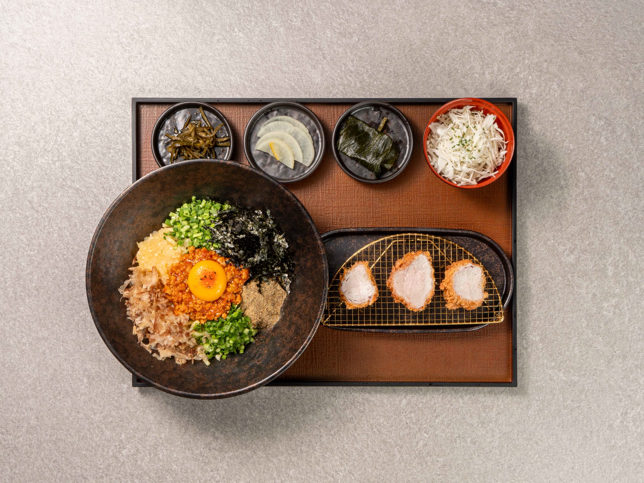마제소바와 히레카츠 세 조각을 함께 담은 세트 한 상